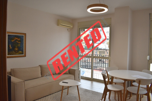 Apartament 1+1 me qira ne rrugen e Kavajes shume prane Qendres ne Tirane.
Pozicionohet ne katin e 5
